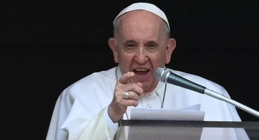 Imagen del papa Francisco ilustra artículo Papa Francisco: "Estoy vivo, aunque algunos me querían muerto"