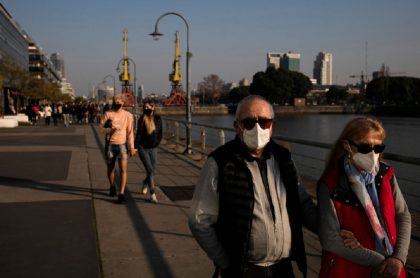 Imagen de calle que ilustra nota; Argentina: tapabocas ya no será obligatorio al aire libre en ese país