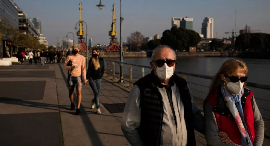Imagen de calle que ilustra nota; Argentina: tapabocas ya no será obligatorio al aire libre en ese país