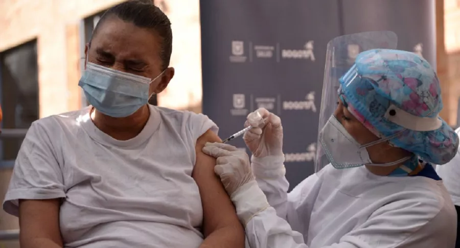 La vacuna de Janssen se usó en Colombia para personas de zonas remotas, aprovechando que no tendrían que acudir por una segunda dosis.