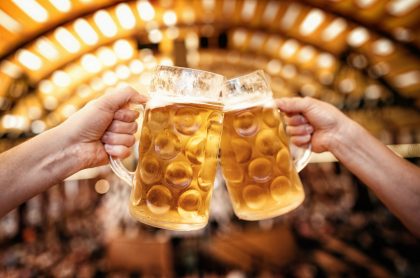 Brindis con dos cervezas de oktoberfest en Múnich