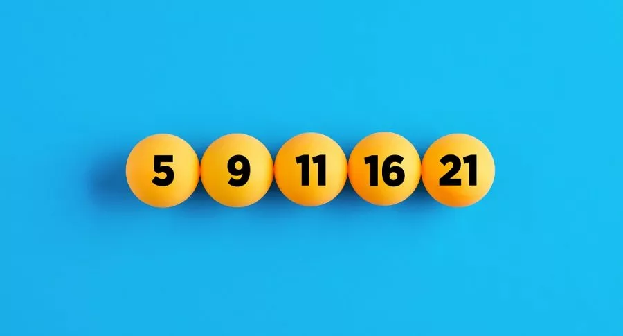 Balotas con 5 números diferentes en fondo azul claro, ilustran qué lotería jugó anoche y resultados de las loterías de Valle, Manizales y Meta.