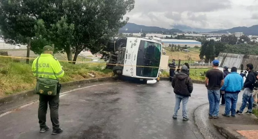 Bus escolar accidentado, para nota de volcamiento en Tocancipá