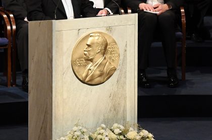 Imagen de la última ceremonia presencial del Nobel que ilustra nota; COVID-19 les daña la fiesta a premios Nobel que serán virtuales
