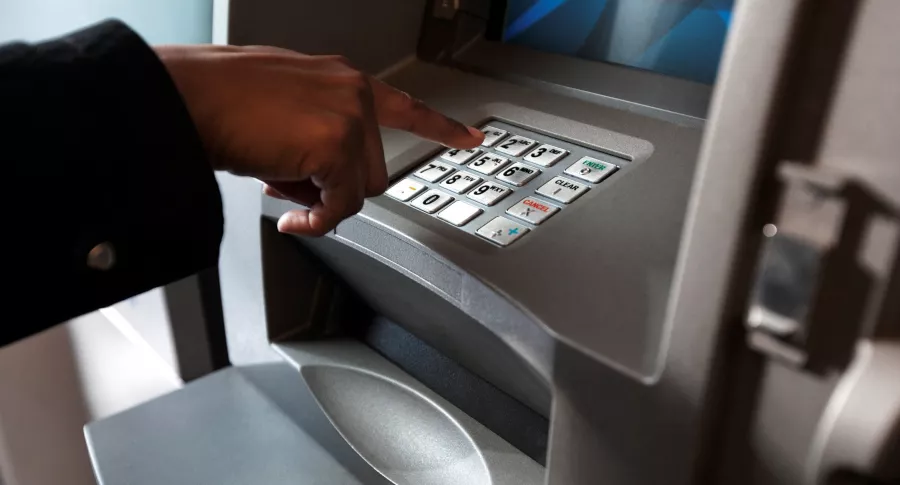 Cajeros automáticos tienen nueva modalidad de robo. Alertan por cómo quitan los billetes.