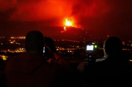 Imagen de la lava del volcán Cumbre Vieja en España, que empieza a detenerse cerca de zona residencial