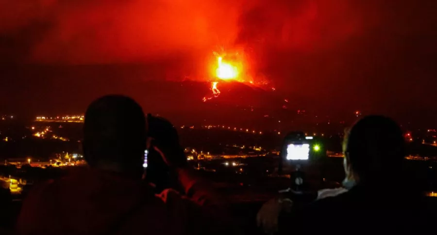 Imagen de la lava del volcán Cumbre Vieja en España, que empieza a detenerse cerca de zona residencial