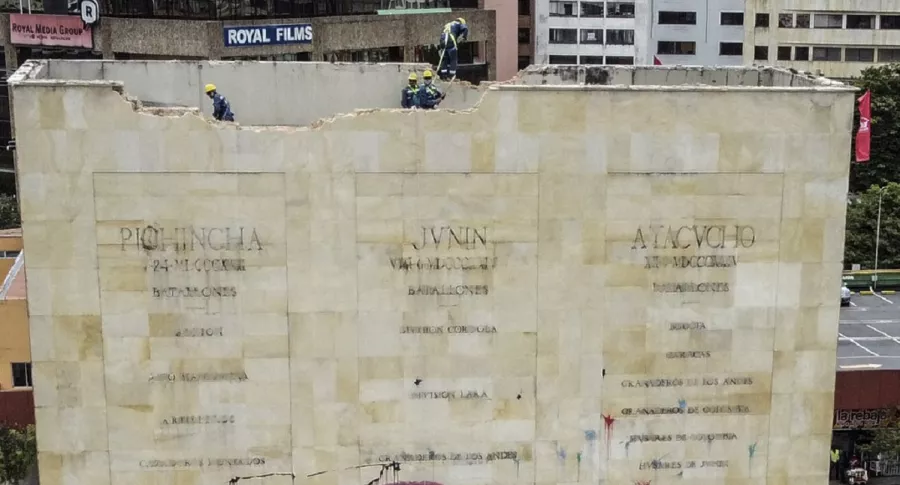 Obreros desmontando el monumento a Los Héroes, en Bogotá. 
