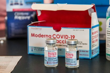 Las vacunas de Moderna han venido escaseando en Colombia, pero las pocas que llegaron no se suministrarán a todos los que las necesitan.