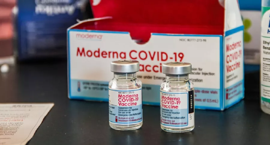 Las vacunas de Moderna han venido escaseando en Colombia, pero las pocas que llegaron no se suministrarán a todos los que las necesitan.