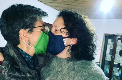 Foto de Angélica Lozano y Claudia López besándose, en día de la visibilidad bisexual.