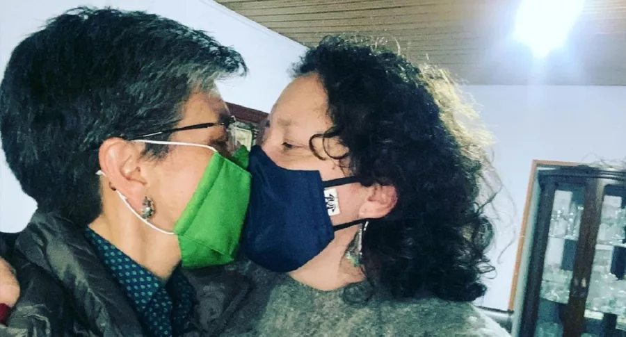 Foto de Angélica Lozano y Claudia López besándose, en día de la visibilidad bisexual.