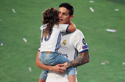 Salomé Rodríguez abrazando a su papá, James Rodríguez, en la cancha del Real Madrid, ilustra nota sobre mensaje que ella le envió por ir a Cátar