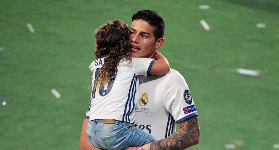Salomé Rodríguez abrazando a su papá, James Rodríguez, en la cancha del Real Madrid, ilustra nota sobre mensaje que ella le envió por ir a Cátar