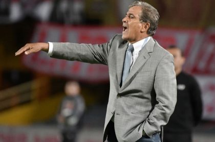 Jorge Luis Pinto durante partido en El Campín, ilustra nota de análisis de futuro de James Rodríguez en la liga de Catar