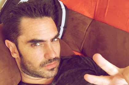 Selfi de Lincoln Palomeque ilustra nota sobre su reaparición lejos de Carolina Cruz
