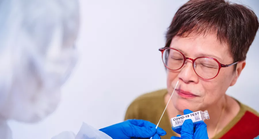 Mujer tomándose la prueba de coronavirus, para nota de nuevos casos y muertes 24 septiembre 2021 en Colombia