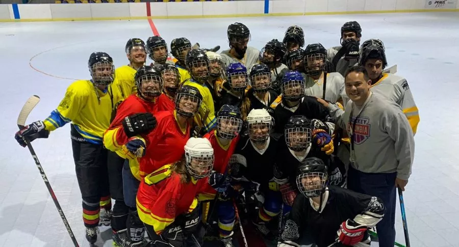 Selección colombiana femenina de hockey sobre hielo, que organizó una vaca para poder viajar a torneo en Estados Unidos