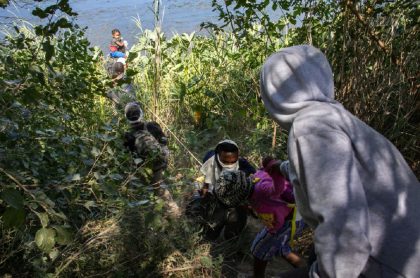 Desesperados migrantes haitianos se aventuran por el peligroso tapón del Darién para tratar de tomar camino a Estados Unidos.