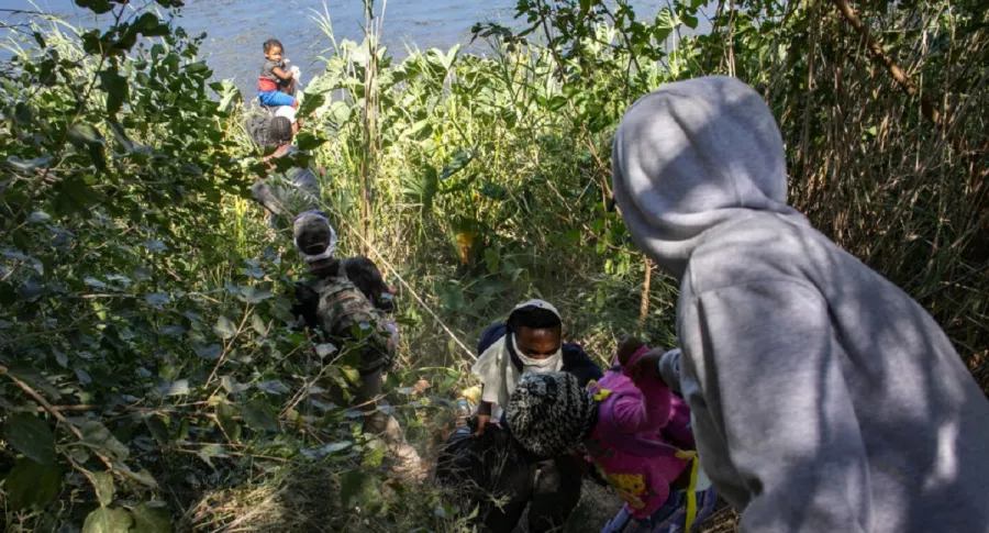 Desesperados migrantes haitianos se aventuran por el peligroso tapón del Darién para tratar de tomar camino a Estados Unidos.