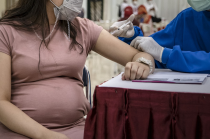 Imagen de mujer embarazada vacunada que ilustra nota; Embarazadas vacunadas contra COVID-19 pasan anticuerpos a sus hijos