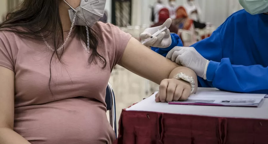 Imagen de mujer embarazada vacunada que ilustra nota; Embarazadas vacunadas contra COVID-19 pasan anticuerpos a sus hijos