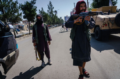 Imagen de Talibanes armados en Afganistán que ilustra nota; cuelgan en plena calle a cuatro secuestradores