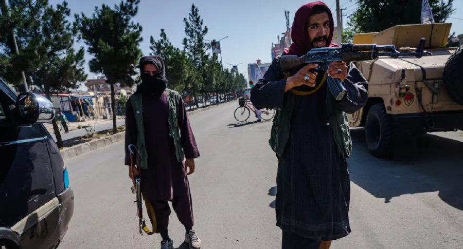 Imagen de Talibanes armados en Afganistán que ilustra nota; cuelgan en plena calle a cuatro secuestradores