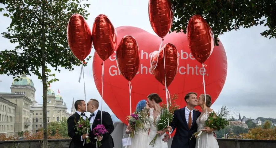 Parejas en Suiza celebran la aprobación del matrimonio de parejas del mismo sexo, que se logró el domingo 26 de septiembre en ese país.