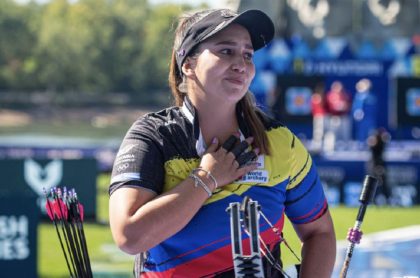 Imagen de Sara López, de Colombia, que gana tercer oro en Mundial de Tiro con Arco