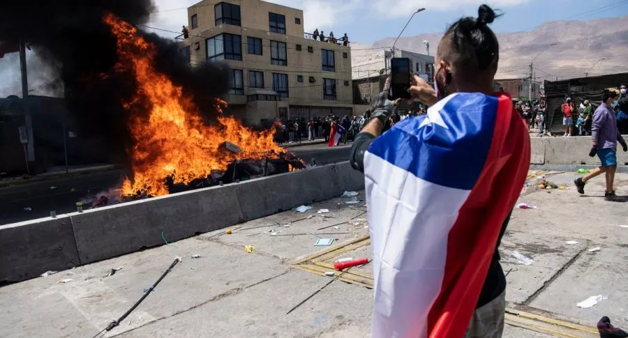 Manifestante graba cómo se queman refugios de venezolanos y colombianos en Chile.