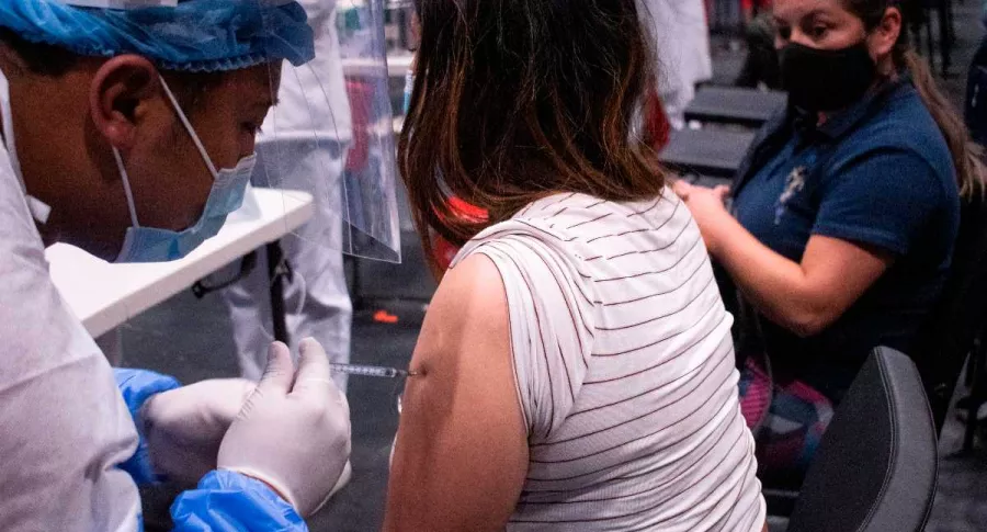 Foto de vacunación contra COVID-19 en Colombia, Coronavirus en Colombia: nuevos casos y muertes 26 septiembre 2021; noticias hoy. 