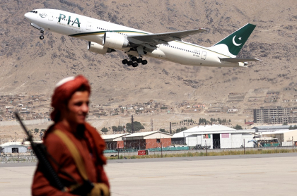 Avión en aeropuerto de Kabul, Afganistán, a donde los talibanes pidan que las aerolíneas internacionales vuelvan.