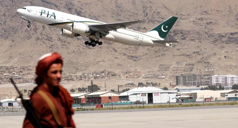 Avión en aeropuerto de Kabul, Afganistán, a donde los talibanes pidan que las aerolíneas internacionales vuelvan.
