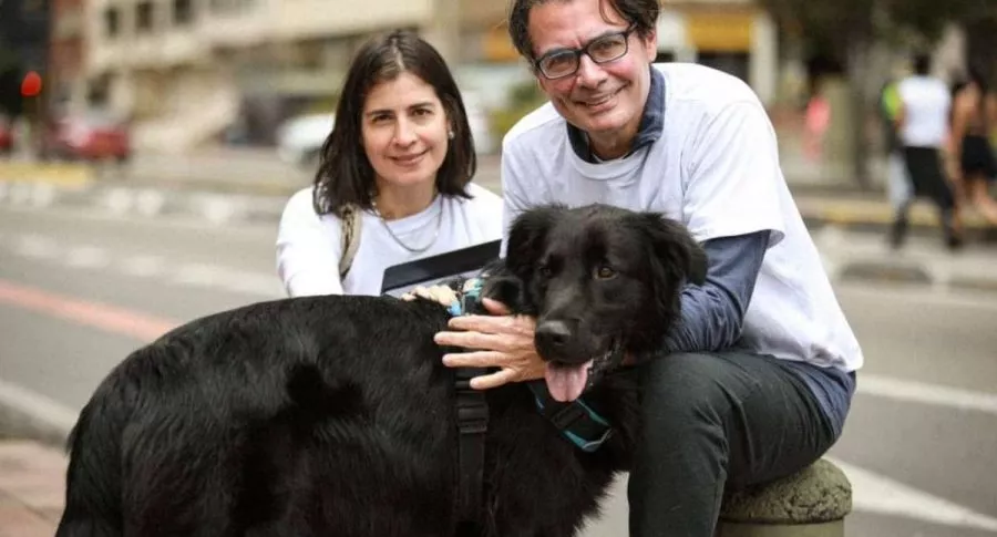 Foto de Alejandro Gaviria, su esposa y su perro, Rufo, en nota de burlas por usar a su perro en campaña presidencial.