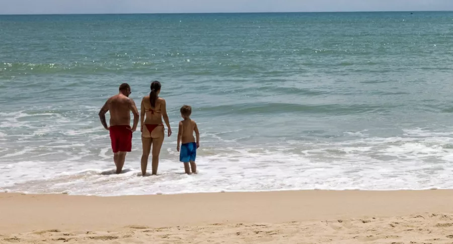 Imagen de turistas en playa ilustra artículo On Vacation se salvó y logra acuerdo para preservar la empresa