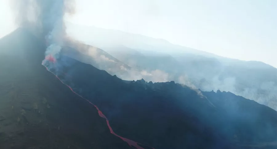 Imagen del Volcán en España, que comenzó a arrojar lava luego de casi detenerse