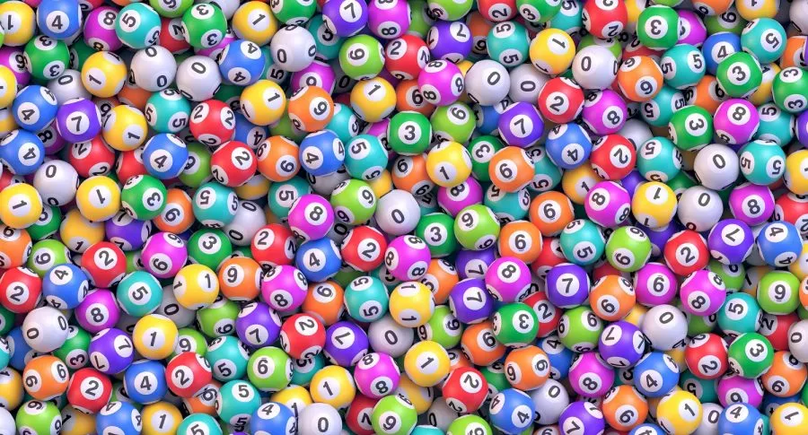 Balotas de colores ilustran notas sobre resultado de loterías del 27 de septiembre