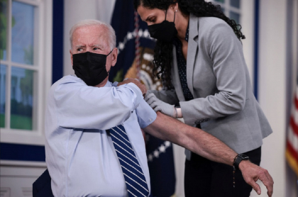 El presdiente estadounidense Joe Biden se puso la tercera dosis de la vacuna de Pfizer.