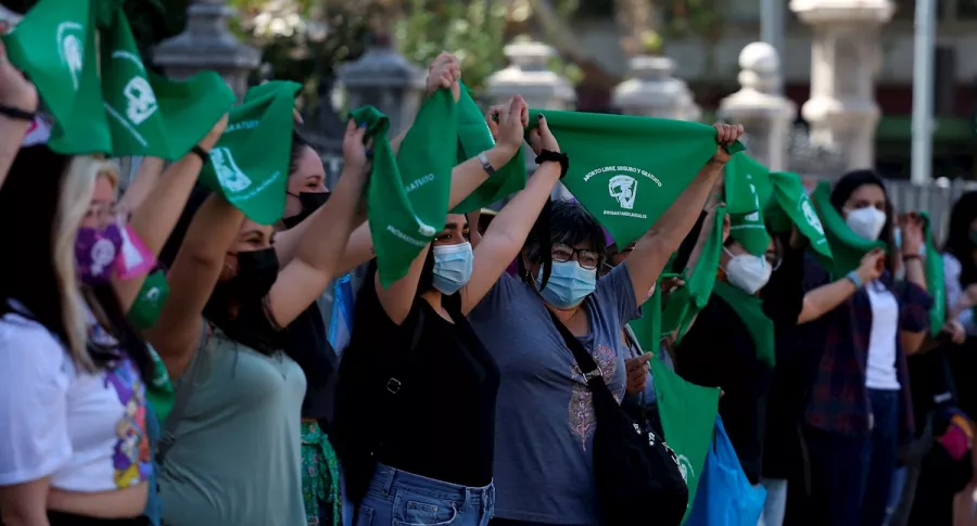 Mujeres llegan a manifestarse a favor del aborto libre en Chile, a propósito de legalización en primeras 14 semanas de gestación