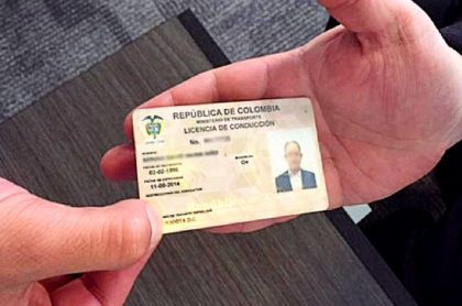 Licencia de conducción de colombiano ilustra nota sobre cómo sacar su duplicado y cuánto vale, en Bogotá