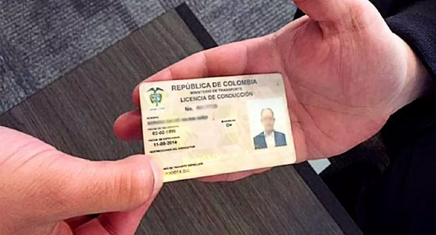 Licencia de conducción de colombiano ilustra nota sobre cómo sacar su duplicado y cuánto vale, en Bogotá
