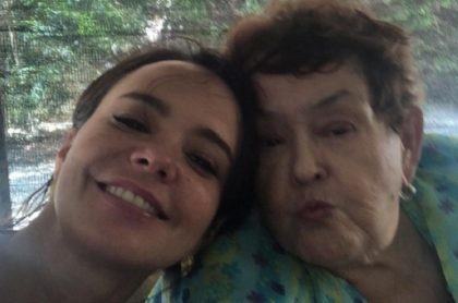 Natasha Klauss, actriz de 'Pasión de Gavilanes', junto a su mamá