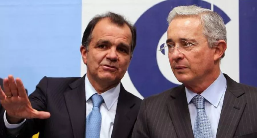 Óscar Iván Zuluaga le habla a Álvaro Uribe.
