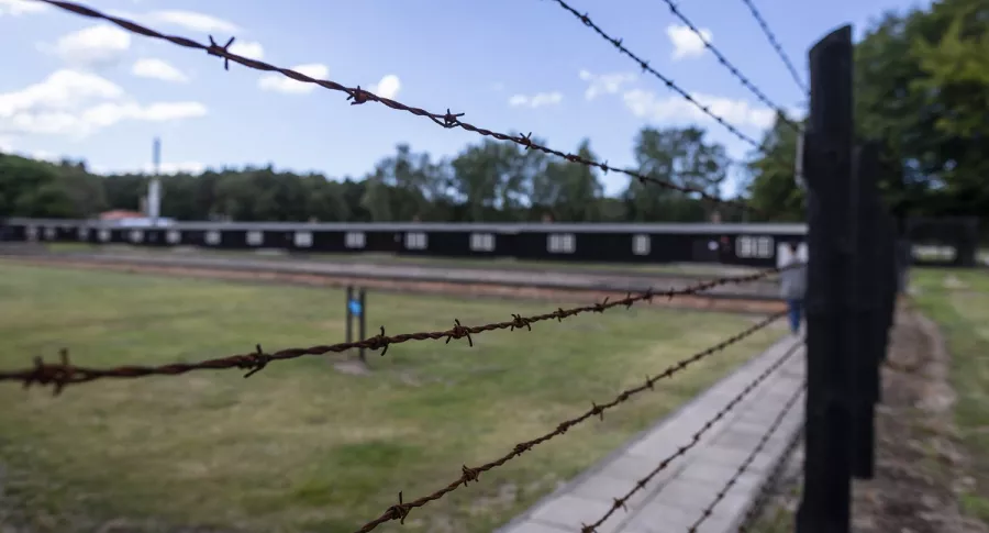 Foto tomada el 21 de julio de 2020 muestra una cerca de alambre de púas que rodea un área en el antiguo campo de exterminio nazi Stutthof, en Sztutowo, Polonia.