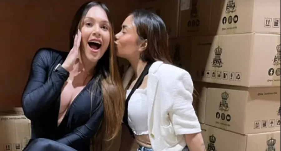 Lina Tejeiro recibiendo un beso de 'Epa Colombia' 