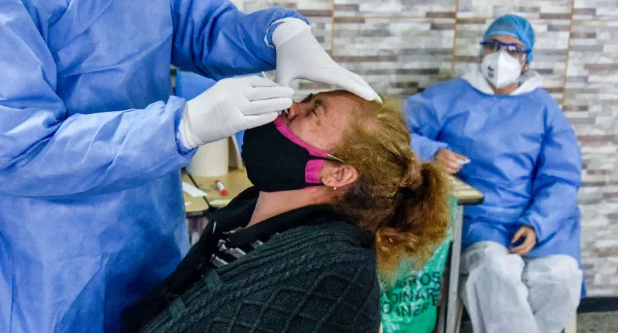 Foto de persona en prueba de COVID-19 en Colombia, en nota de Coronavirus en Colombia: nuevos casos y muertes 2 de octubre 2021; noticias hoy.