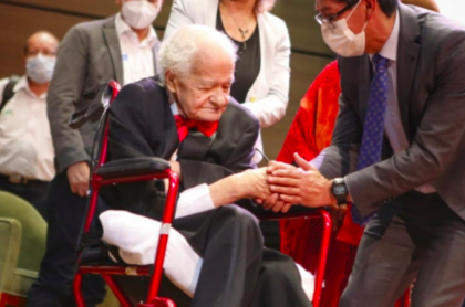 Jaime Barbini en homenaje que le hicieron ilustra nota sobre denuncia de despido injustificado que hizo su hija