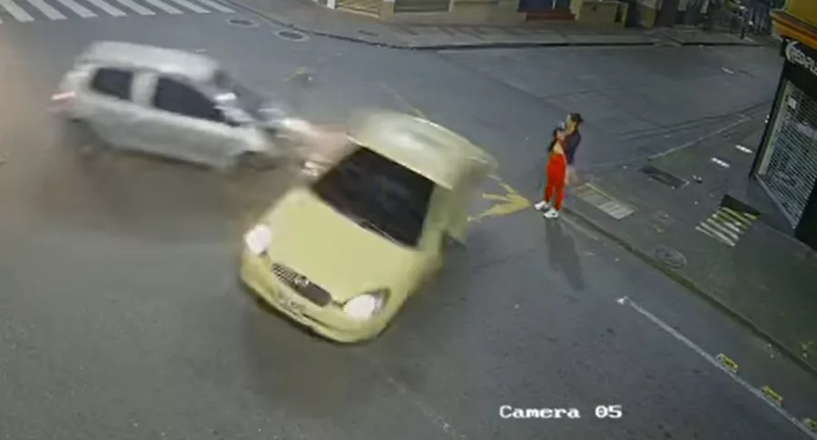 Video: mujer se salva de milagro en accidente entre carro particular y taxi