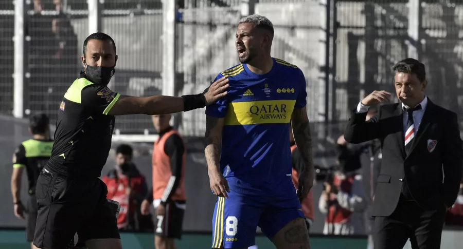 Video de Edwin Cardona haciéndole gestos a los hinchas de River Plate en el clásico con Boca Juniors.